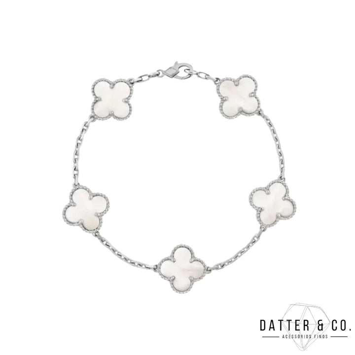 Inspirado no Trevo de quatro folhas, estas jóias são sinônimo de sorte e proteção.
Se você busca por colares trevo, pulseiras trevo, anéis trevo ou conjuntos trevo de alta qualidade, compre aqui na Datter & Co. Frete Grátis e Devolução Fácil.