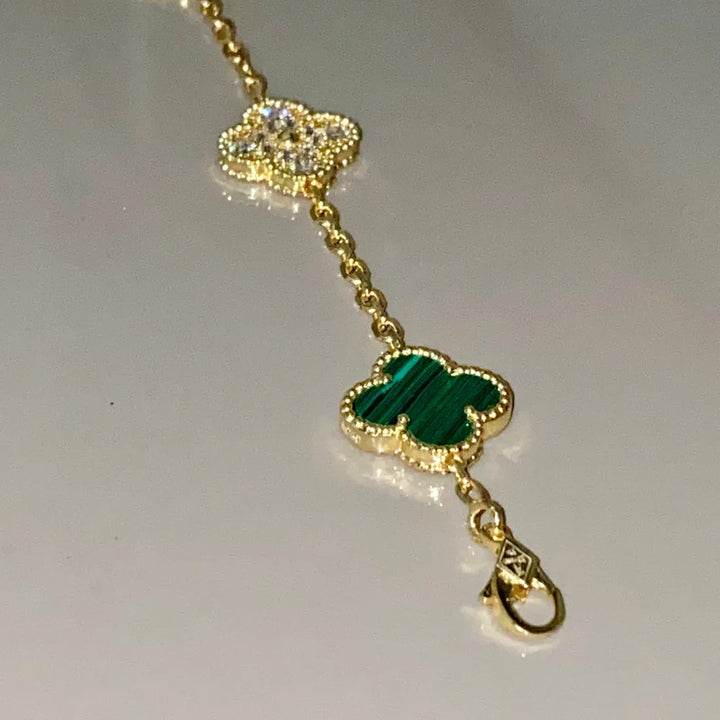 Inspirado no Trevo de quatro folhas, estas jóias são sinônimo de sorte e proteção.
Se você busca por colares trevo, pulseiras trevo, anéis trevo ou conjuntos trevo de alta qualidade, compre aqui na Datter & Co. Frete Grátis e Devolução Fácil.