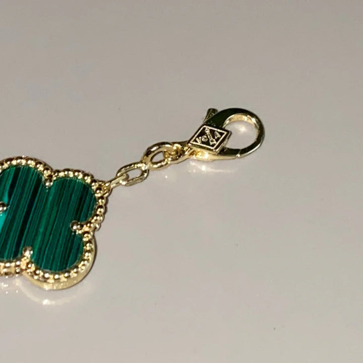 Inspirado no Trevo de quatro folhas, estas jóias são sinônimo de sorte e proteção.
Se você busca por colares trevo, pulseiras trevo, anéis trevo ou conjuntos trevo de alta qualidade, compre aqui na Datter & Co. Frete Grátis e Devolução Fácil.
