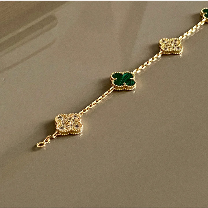 Inspirado no Trevo de quatro folhas, estas jóias são sinônimo de sorte e proteção.
Se você busca por colares trevo, pulseiras trevo, anéis trevo ou conjuntos trevo de alta qualidade, compre aqui na Datter & Co. Frete Grátis e Devolução Fácil.