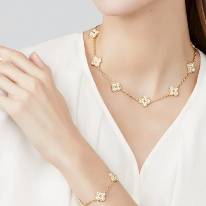 Inspirado no Trevo de quatro folhas, estas jóias são sinônimo de sorte e proteção.
Se você busca por colares trevo, pulseiras trevo, anéis trevo ou conjuntos trevo de alta qualidade, compre aqui na Datter & Co, Frete Grátis e Devolução Fácil.