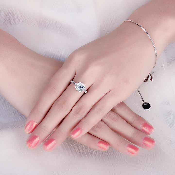 Você está procurando o presente ideal para sua mãe? Neste dia das mães, se você busca presentear com qualidade e elegância, separamos jóias únicas e exclusivas para você! Nossas jóias são compostas por Prata 925 e Ouro 18K, Aqui você encontra o presente ideal para a sua mãe! Confira nossas promoções e leve frete grátis para todo o Brasil! Garantia de envio, devolução fácil e embalagem presenteável!