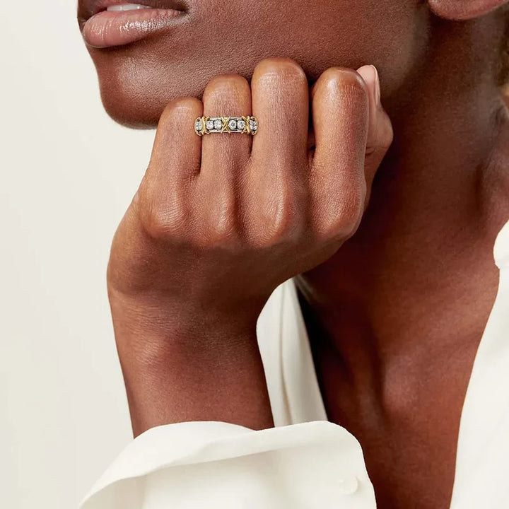 Aqui você encontra Anel Feminino para todos os estilos! Anel Cravejado, Anel Feminino de Ouro, Anel Feminino de Prata, com qualidade e durabilidade! Prata 925 e banho triplo de Ouro 18k. Peças feitas para Durar! Confira nossas promoções e leve frete grátis para todo o Brasil! Garantia de envio e devolução fácil.