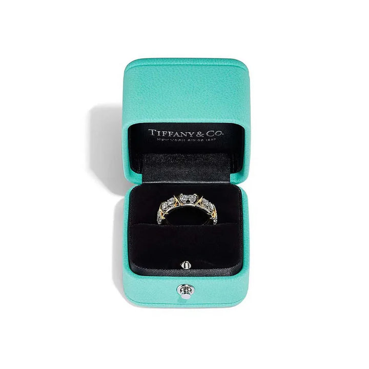 Aqui você encontra Anel Feminino para todos os estilos! Anel Cravejado, Anel Feminino de Ouro, Anel Feminino de Prata, com qualidade e durabilidade! Prata 925 e banho triplo de Ouro 18k. Peças feitas para Durar! Confira nossas promoções e leve frete grátis para todo o Brasil! Garantia de envio e devolução fácil.