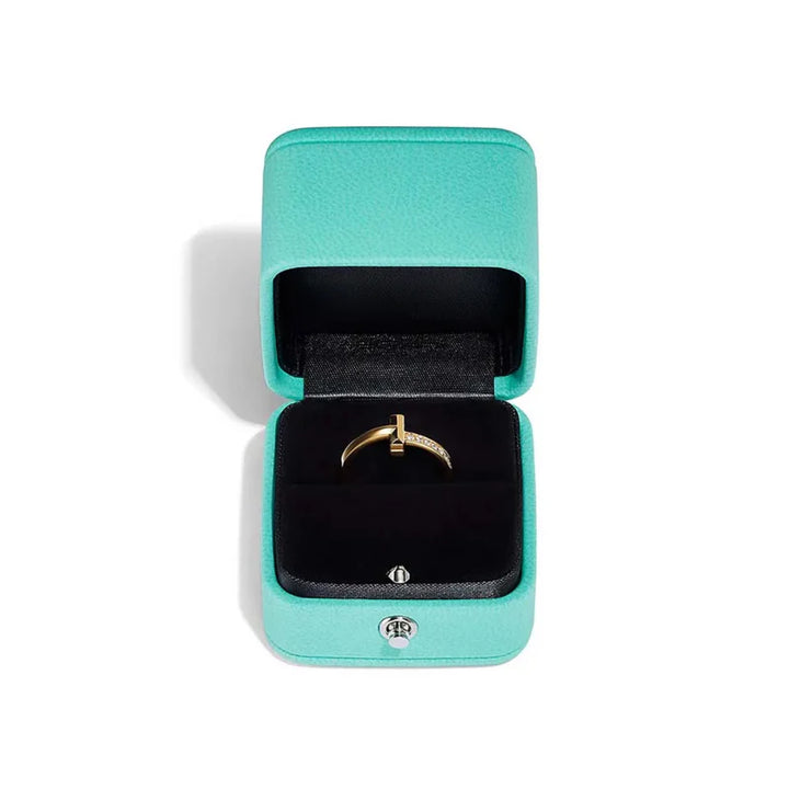 Aqui você encontra Anel Feminino para todos os estilos! Anel Cravejado, Anel Feminino de Ouro, Anel Feminino de Prata, com qualidade e durabilidade! Prata 925 e banho triplo de Ouro 18k. Peças feitas para Durar! Confira nossas promoções e leve frete grátis para todo o Brasil! Garantia de envio e devolução fácil.