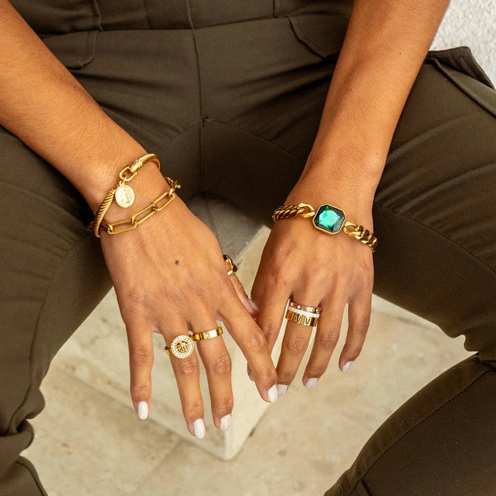 Aqui você encontra Anel Feminino para todos os estilos! Anel Cravejado, Anel Feminino de Ouro, Anel Feminino de Prata, com qualidade e durabilidade! Prata 925 e banho triplo de Ouro 18k. Peças feitas para Durar! Confira nossas promoções e leve frete grátis para todo o Brasil! Garantia de envio e devolução fácil.