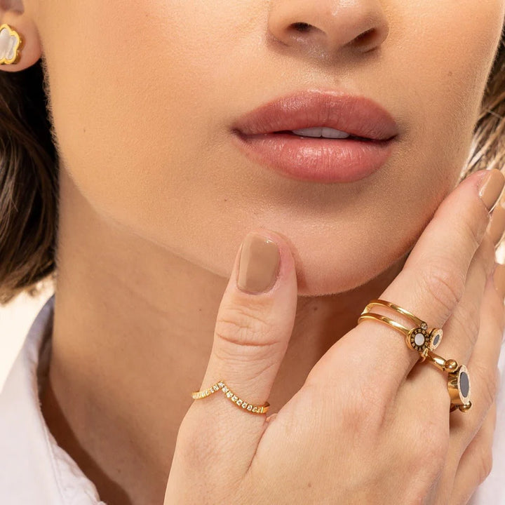 Aqui você encontra Anel Feminino para todos os estilos! Anel Cravejado, Anel Feminino de Ouro, Anel Feminino de Prata, com qualidade e durabilidade! Prata 925 e banho triplo de Ouro 18k. Peças feitas para Durar! Confira nossas promoções e leve frete grátis para todo o Brasil! Garantia de envio e devolução fácil.