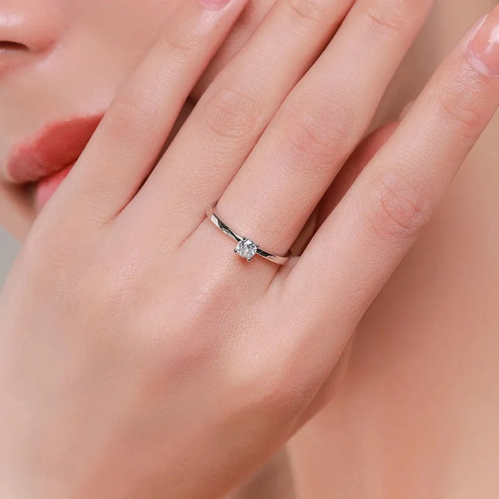 Aqui você encontra o presente perfeito para o amor da sua vida! Jóias em Prata 925, Ouro 18K e Hipoalergênicas, Anel de namoro, Anel de Noivado e Anel Solitário para todos os estilos! Anel Cravejado, Anel Feminino de Ouro, Anel Feminino de Prata, com qualidade e durabilidade! Prata 925 e banho triplo de Ouro 18k. Peças feitas para Durar! Confira nossas promoções e leve frete grátis para todo o Brasil! Garantia de envio e devolução fácil.