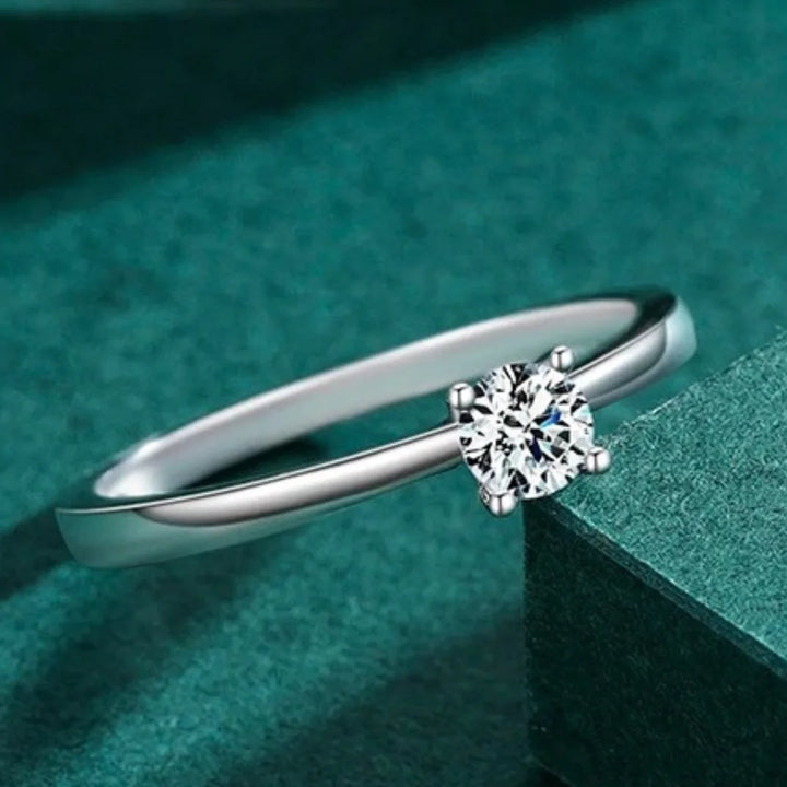 Aqui você encontra o presente perfeito para o amor da sua vida! Jóias em Prata 925, Ouro 18K e Hipoalergênicas, Anel de namoro, Anel de Noivado e Anel Solitário para todos os estilos! Anel Cravejado, Anel Feminino de Ouro, Anel Feminino de Prata, com qualidade e durabilidade! Prata 925 e banho triplo de Ouro 18k. Peças feitas para Durar! Confira nossas promoções e leve frete grátis para todo o Brasil! Garantia de envio e devolução fácil.