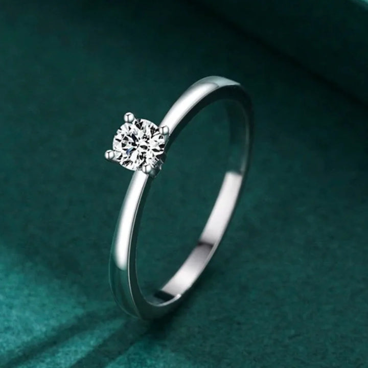 Aqui você encontra o presente perfeito para o amor da sua vida! Jóias em Prata 925, Ouro 18K e Hipoalergênicas, Anel de namoro, Anel de Noivado e Anel Solitário para todos os estilos! Anel Cravejado, Anel Feminino de Ouro, Anel Feminino de Prata, com qualidade e durabilidade! Prata 925 e banho triplo de Ouro 18k. Peças feitas para Durar! Confira nossas promoções e leve frete grátis para todo o Brasil! Garantia de envio e devolução fácil.