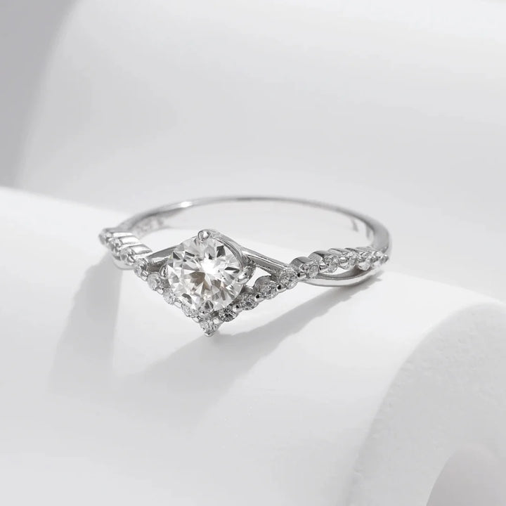 Aqui você encontra o presente perfeito para o amor da sua vida! Jóias em Prata 925, Ouro 18K e Hipoalergênicas, Anel de namoro, Anel de Noivado e Anel Solitário para todos os estilos! Anel Cravejado, Anel Feminino de Ouro, Anel Feminino de Prata, com qualidade e durabilidade! Prata 925 e banho triplo de Ouro 18k. Peças feitas para Durar! Confira nossas promoções e leve frete grátis para todo o Brasil! Garantia de envio e devolução fácil.