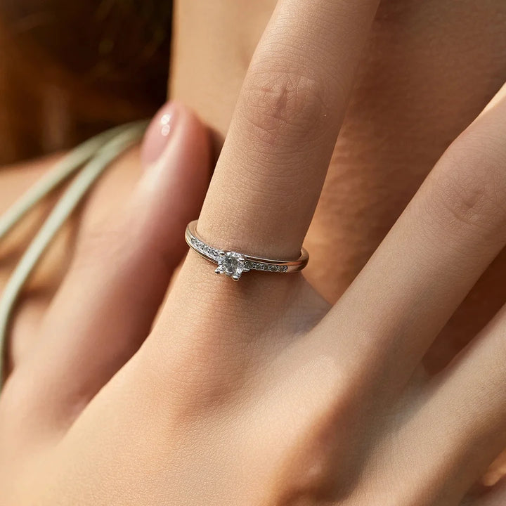Aqui você encontra o presente perfeito para o amor da sua vida! Jóias em Prata 925, Ouro 18K e Hipoalergênicas, Anel de namoro, Anel de Noivado e Anel Solitário para todos os estilos! Anel Cravejado, Anel Feminino de Ouro, Anel Feminino de Prata, com qualidade e durabilidade! Prata 925 e banho triplo de Ouro 18k. Peças feitas para Durar! Confira nossas promoções e leve frete grátis para todo o Brasil! Garantia de envio e devolução fácil.