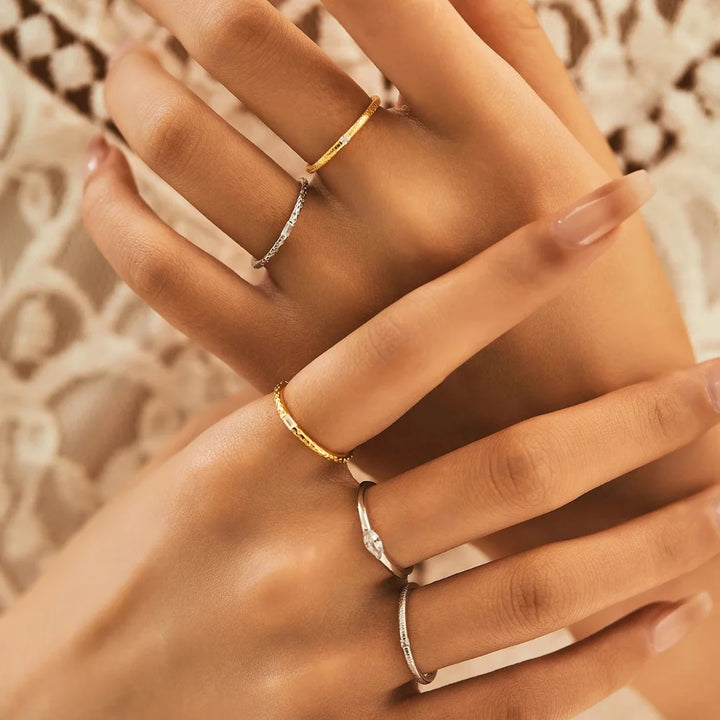 Aqui você encontra o presente perfeito para o amor da sua vida! Jóias em Prata 925, Ouro 18K e Hipoalergênicas, Anel de namoro, Anel de Noivado e Anel Solitário para todos os estilos! Anel Cravejado, Anel Feminino de Ouro, Anel Feminino de Prata, com qualidade e durabilidade! Prata 925 e banho triplo de Ouro 18k. Peças feitas para Durar! Confira nossas promoções e leve frete grátis para todo o Brasil! Garantia de envio e devolução fácil