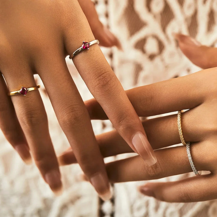 Aqui você encontra o presente perfeito para o amor da sua vida! Jóias em Prata 925, Ouro 18K e Hipoalergênicas, Anel de namoro, Anel de Noivado e Anel Solitário para todos os estilos! Anel Cravejado, Anel Feminino de Ouro, Anel Feminino de Prata, com qualidade e durabilidade! Prata 925 e banho triplo de Ouro 18k. Peças feitas para Durar! Confira nossas promoções e leve frete grátis para todo o Brasil! Garantia de envio e devolução fácil