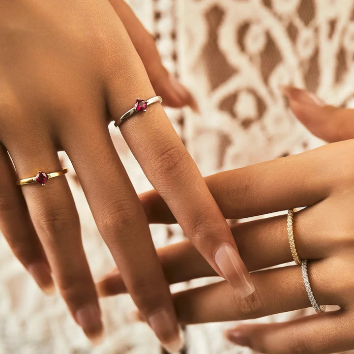 Aqui você encontra o presente perfeito para o amor da sua vida! Jóias em Prata 925, Ouro 18K e Hipoalergênicas, Anel de namoro, Anel de Noivado e Anel Solitário para todos os estilos! Anel Cravejado, Anel Feminino de Ouro, Anel Feminino de Prata, com qualidade e durabilidade! Prata 925 e banho triplo de Ouro 18k. Peças feitas para Durar! Confira nossas promoções e leve frete grátis para todo o Brasil! Garantia de envio e devolução fácil