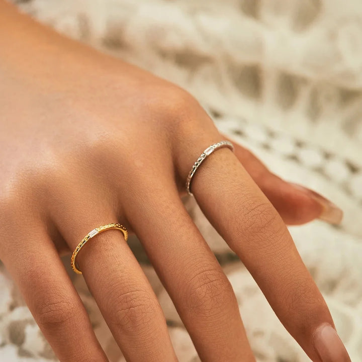 Aqui você encontra o presente perfeito para o amor da sua vida! Jóias em Prata 925, Ouro 18K e Hipoalergênicas, Anel de namoro, Anel de Noivado e Anel Solitário para todos os estilos! Anel Cravejado, Anel Feminino de Ouro, Anel Feminino de Prata, com qualidade e durabilidade! Prata 925 e banho triplo de Ouro 18k. Peças feitas para Durar! Confira nossas promoções e leve frete grátis para todo o Brasil! Garantia de envio e devolução fácil