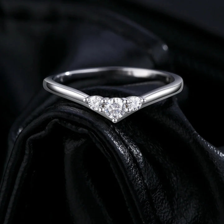 Aqui você encontra o presente perfeito para o amor da sua vida! Jóias em Prata 925, Ouro 18K e Hipoalergênicas, Anel de namoro, Anel de Noivado e Anel Solitário para todos os estilos! Anel Cravejado, Anel Feminino de Ouro, Anel Feminino de Prata, com qualidade e durabilidade! Prata 925 e banho triplo de Ouro 18k. Peças feitas para Durar! Confira nossas promoções e leve frete grátis para todo o Brasil! Garantia de envio e devolução fácil.
