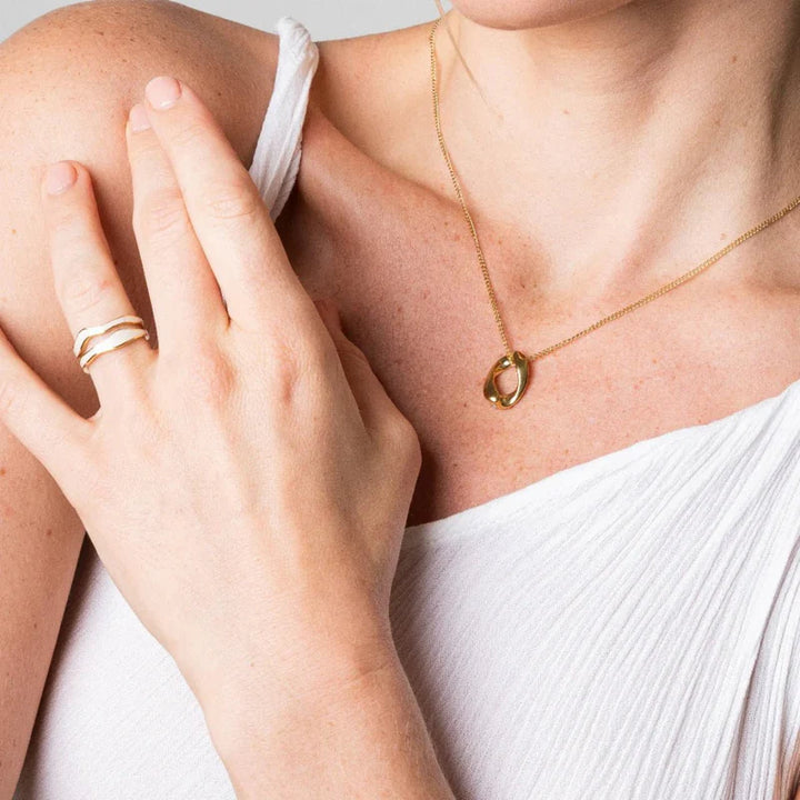 Aqui você encontra Anel Feminino para todos os estilos! Anel Cravejado, Anel Feminino de Ouro, Anel Feminino de Prata, com qualidade e durabilidade! Prata 925 e banho triplo de Ouro 18k. Peças feitas para Durar! Confira nossas promoções e leve frete grátis para todo o Brasil! Garantia de envio e devolução fácil.
