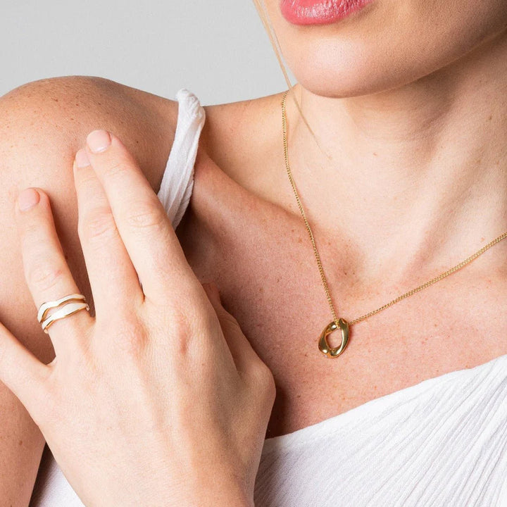 Aqui você encontra Anel Feminino para todos os estilos! Anel Cravejado, Anel Feminino de Ouro, Anel Feminino de Prata, com qualidade e durabilidade! Prata 925 e banho triplo de Ouro 18k. Peças feitas para Durar! Confira nossas promoções e leve frete grátis para todo o Brasil! Garantia de envio e devolução fácil.