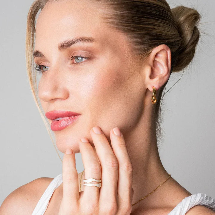 Aqui você encontra Anel Feminino para todos os estilos! Anel Cravejado, Anel Feminino de Ouro, Anel Feminino de Prata, com qualidade e durabilidade! Prata 925 e banho triplo de Ouro 18k. Peças feitas para Durar! Confira nossas promoções e leve frete grátis para todo o Brasil! Garantia de envio e devolução fácil.