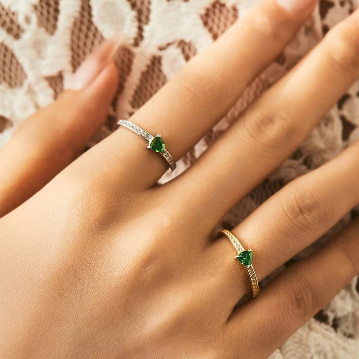 Aqui você encontra o presente perfeito para o amor da sua vida! Jóias em Prata 925, Ouro 18K e Hipoalergênicas, Anel de namoro, Anel de Noivado e Anel Solitário para todos os estilos! Anel Cravejado, Anel Feminino de Ouro, Anel Feminino de Prata, com qualidade e durabilidade! Prata 925 e banho triplo de Ouro 18k. Peças feitas para Durar! Confira nossas promoções e leve frete grátis para todo o Brasil! Garantia de envio e devolução fácil.