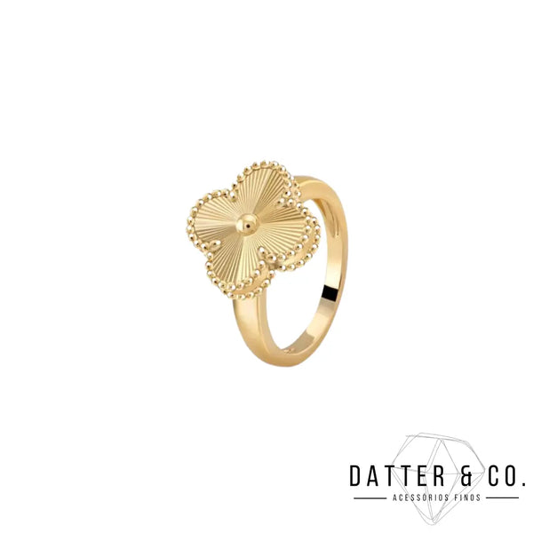 Descubra a elegância atemporal do Anel Vintage Alhambra, banhado a ouro 18k, em nossa loja online. Feito para os amantes de peças únicas e distintas, este anel combina charme vintage com luxo contemporâneo, garantindo um visual sofisticado em todas as ocasiões.