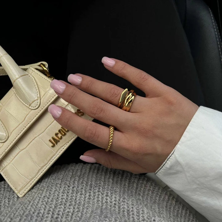 Aqui você encontra Anel Feminino para todos os estilos! Anel Cravejado, Anel Feminino de Ouro, Anel Feminino de Prata, com qualidade e durabilidade! Prata 925 e banho triplo de Ouro 18k. Peças feitas para Durar! Confira nossas promoções e leve frete grátis para todo o Brasil! Garantia de envio e devolução fácil.