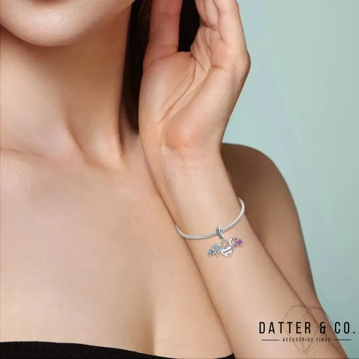 Aqui você encontra Pulseiras Femininas para todos os estilos! Pulseira Feminina de Prata, Ouro 18K e Pulseiras de Berloques, Berloques, Pulseiras de Berloques de Prata! Peças feitas para durar! Confira nossas promoções e leve frete grátis para todo o Brasil! Garantia de envio e devolução fácil.