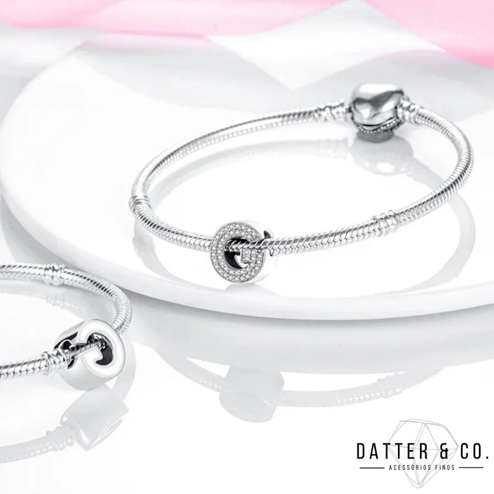 Aqui você encontra Pulseiras Femininas para todos os estilos! Pulseira Feminina de Prata, Ouro 18K e Pulseiras de Berloques, Berloques, Pulseiras de Berloques de Prata! Peças feitas para durar! Confira nossas promoções e leve frete grátis para todo o Brasil! Garantia de envio e devolução fácil.