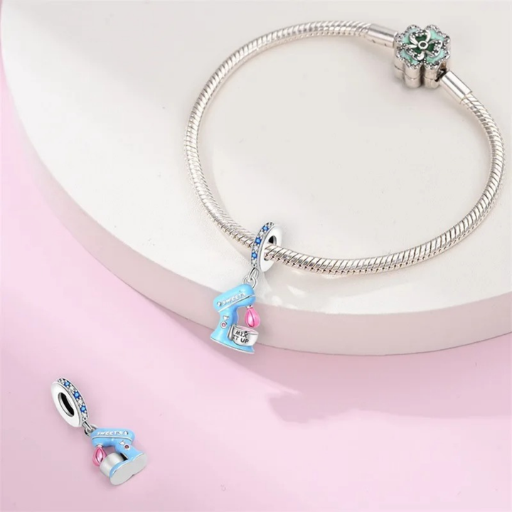 Aqui você encontra Pulseiras Femininas para todos os estilos! Pulseira Feminina de Prata, Ouro 18K e Pulseiras de Berloques, Berloques, Pulseiras de Berloques de Prata! Peças feitas para durar! Confira nossas promoções e leve frete grátis para todo o Brasil! Garantia de envio e devolução fácil.