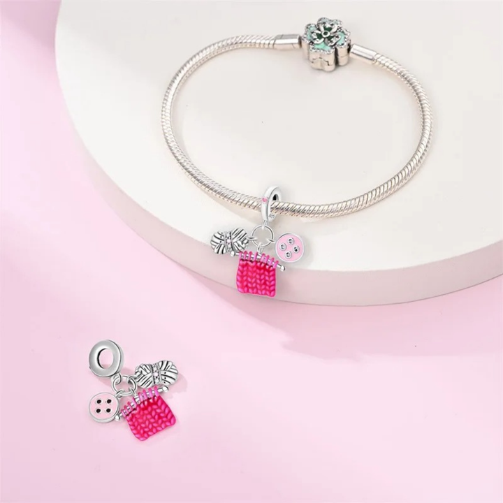 Aqui você encontra Pulseiras Femininas para todos os estilos! Pulseira Feminina de Prata, Ouro 18K e Pulseiras de Berloques, Berloques, Pulseiras de Berloques de Prata! Peças feitas para durar! Confira nossas promoções e leve frete grátis para todo o Brasil! Garantia de envio e devolução fácil.