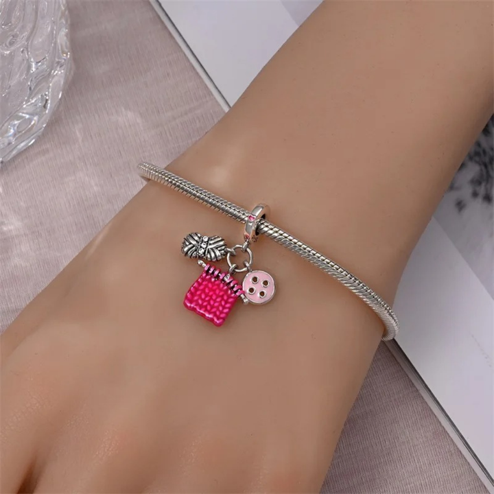 Aqui você encontra Pulseiras Femininas para todos os estilos! Pulseira Feminina de Prata, Ouro 18K e Pulseiras de Berloques, Berloques, Pulseiras de Berloques de Prata! Peças feitas para durar! Confira nossas promoções e leve frete grátis para todo o Brasil! Garantia de envio e devolução fácil.