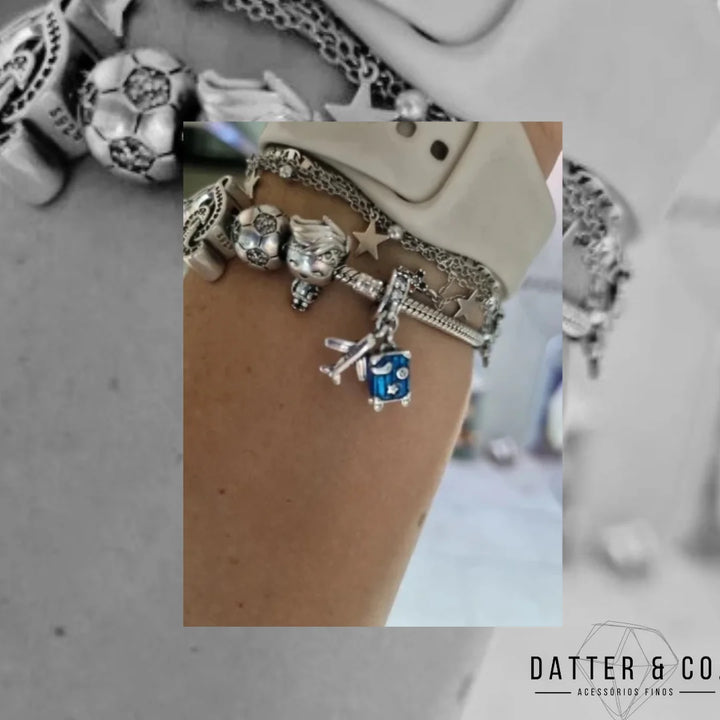 Aqui você encontra Pulseiras Femininas para todos os estilos! Pulseira Feminina de Prata, Ouro 18K e Pulseiras de Berloques, Berloques, Pulseiras de Berloques de Prata! Peças feitas para durar! Confira nossas promoções e leve frete grátis para todo o Brasil! Garantia de envio e devolução fácil.