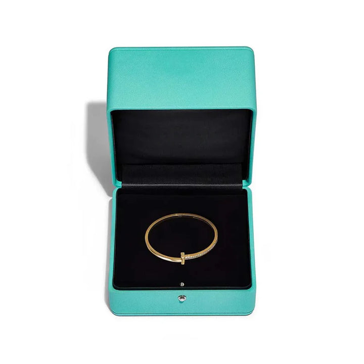  Aqui você encontra Pulseiras Femininas para todos os estilos! Pulseira Feminina de Prata, Ouro 18K e Pulseiras de Berloques, Berloques, Pulseiras de Berloques de Prata! Peças feitas para durar! Confira nossas promoções e leve frete grátis para todo o Brasil! Garantia de envio e devolução fácil.