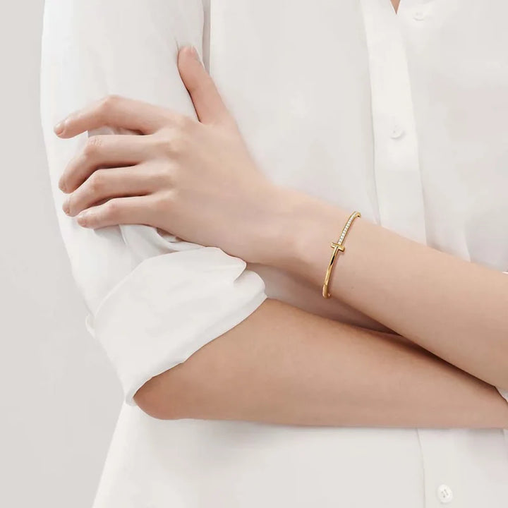  Aqui você encontra Pulseiras Femininas para todos os estilos! Pulseira Feminina de Prata, Ouro 18K e Pulseiras de Berloques, Berloques, Pulseiras de Berloques de Prata! Peças feitas para durar! Confira nossas promoções e leve frete grátis para todo o Brasil! Garantia de envio e devolução fácil.