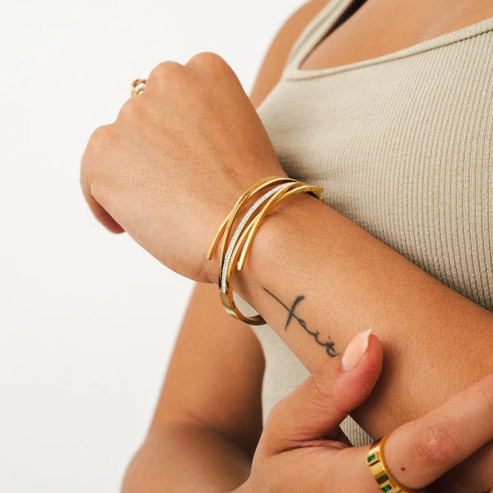 Aqui você encontra Pulseiras Femininas para todos os estilos! Pulseira Feminina de Prata, Ouro 18K e Pulseiras de Berloques, Berloques, Pulseiras de Berloques de Prata! Peças feitas para durar! Confira nossas promoções e leve frete grátis para todo o Brasil! Garantia de envio e devolução fácil.