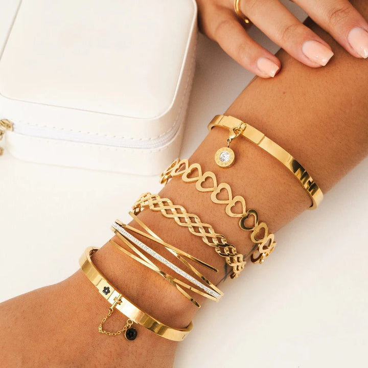 Aqui você encontra Pulseiras Femininas para todos os estilos! Pulseira Feminina de Prata, Ouro 18K e Pulseiras de Berloques, Berloques, Pulseiras de Berloques de Prata! Peças feitas para durar! Confira nossas promoções e leve frete grátis para todo o Brasil! Garantia de envio e devolução fácil.