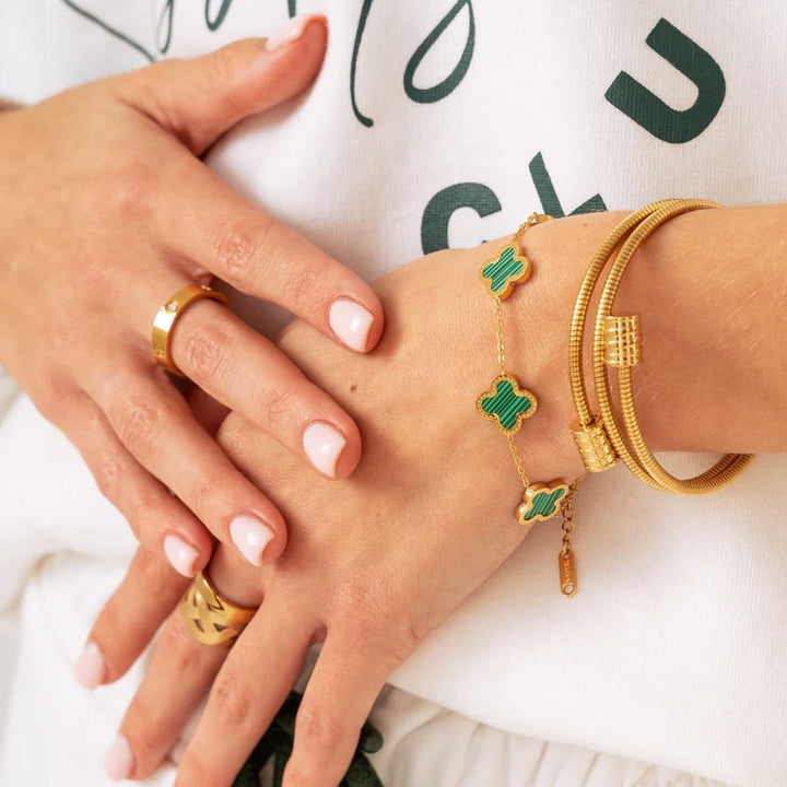 Aqui você encontra Pulseiras Femininas para todos os estilos! Pulseira Feminina de Prata, Ouro 18K e Pulseiras de Berloques, Berloques, Pulseiras de Berloques de Prata! Peças feitas para durar! Confira nossas promoções e leve frete grátis para todo o Brasil! Garantia de envio e devolução fácil.