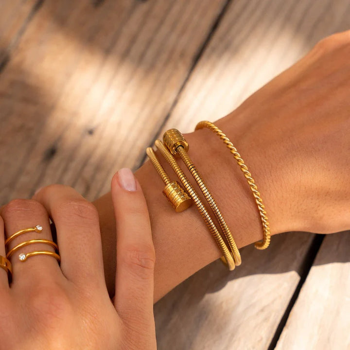 Aqui você encontra Pulseiras Femininas para todos os estilos! Pulseira Feminina de Prata, Ouro 18K e Pulseiras de Berloques, Berloques, Pulseiras de Berloques de Prata! Peças feitas para durar! Confira nossas promoções e leve frete grátis para todo o Brasil! Garantia de envio e devolução fácil.