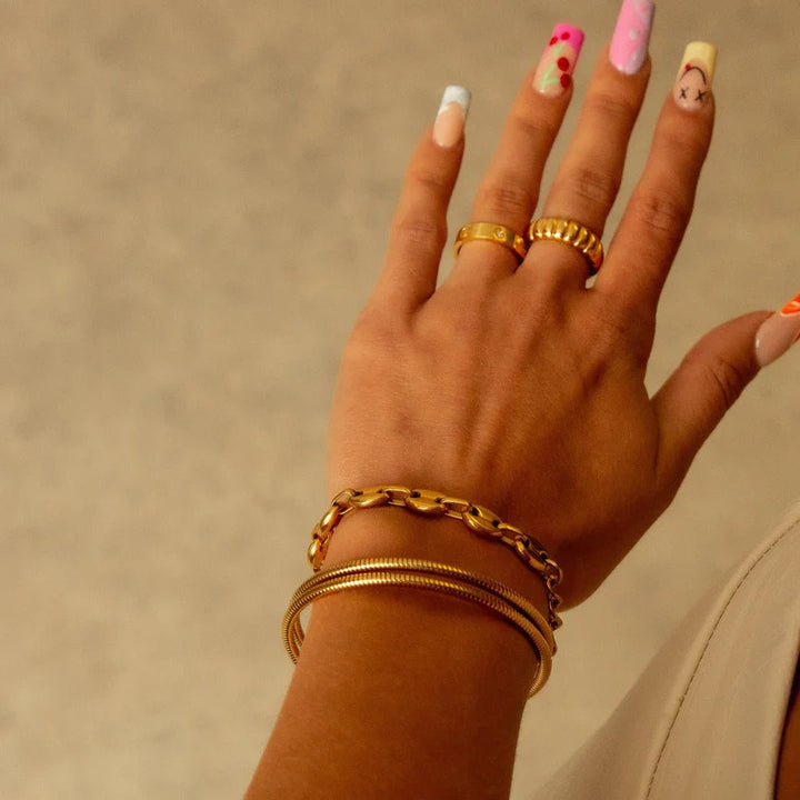 Aqui você encontra Pulseiras Femininas para todos os estilos! Pulseira Feminina de Prata, Ouro 18K e Pulseiras de Berloques, Berloques, Pulseiras de Berloques de Prata! Peças feitas para durar! Confira nossas promoções e leve frete grátis para todo o Brasil! Garantia de envio e devolução fácil.