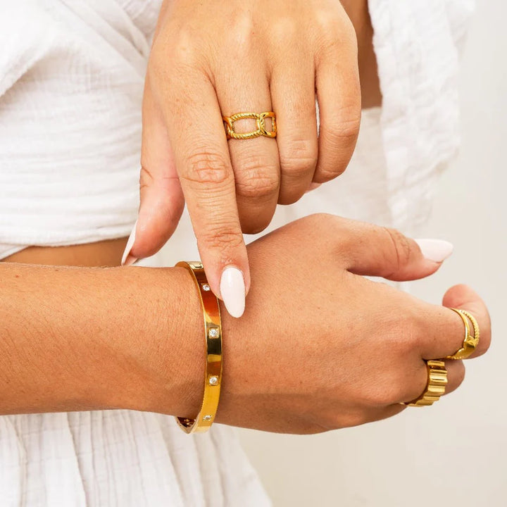 Aqui você encontra Pulseiras Femininas para todos os estilos! Pulseira Feminina de Prata, Ouro 18K e Pulseiras de Berloques, Berloques, Pulseiras de Berloques de Prata! Peças feitas para durar! Confira nossas promoções e leve frete grátis para todo o Brasil! Garantia de envio e devolução fácil.