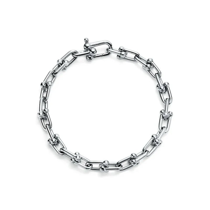 Aqui você encontra Pulseiras Femininas para todos os estilos! Pulseira Feminina de Prata, Ouro 18K e Pulseiras de Berloques, Berloques, Pulseiras de Berloques de Prata! Peças feitas para durar! Confira nossas promoções e leve frete grátis para todo o Brasil! Garantia de envio e devolução fácil.
