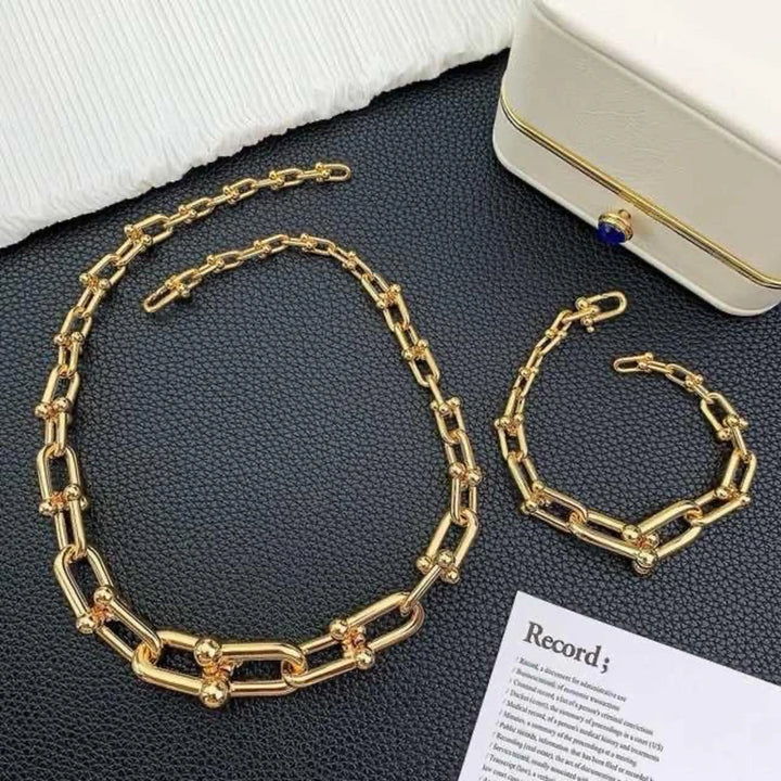 Os melhores colares femininos, colar feminino de prata, colar feminino de ouro, colar de pérola, colar feminino delicado com qualidade e durabilidade, peças que duram, não causam alergias e nem escurecem com o uso! Compre aqui na Datter & Co, Frete Grátis e Devolução Fácil.