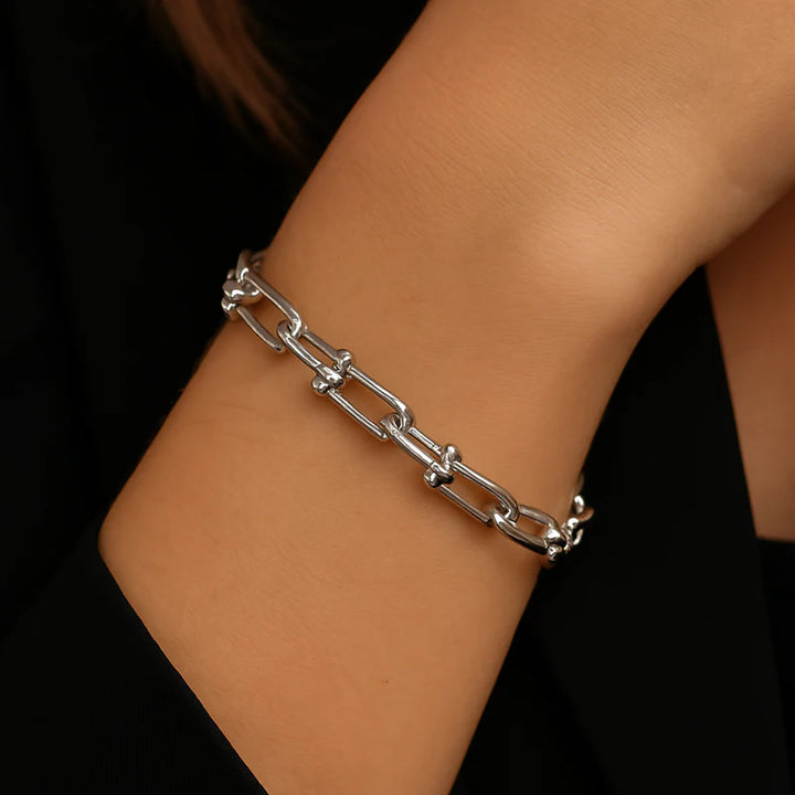 Os melhores colares femininos, colar feminino de prata, colar feminino de ouro, colar de pérola, colar feminino delicado com qualidade e durabilidade, peças que duram, não causam alergias e nem escurecem com o uso! Compre aqui na Datter & Co, Frete Grátis e Devolução Fácil.
