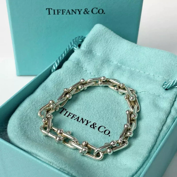 Os melhores colares femininos, colar feminino de prata, colar feminino de ouro, colar de pérola, colar feminino delicado com qualidade e durabilidade, peças que duram, não causam alergias e nem escurecem com o uso! Compre aqui na Datter & Co, Frete Grátis e Devolução Fácil.
