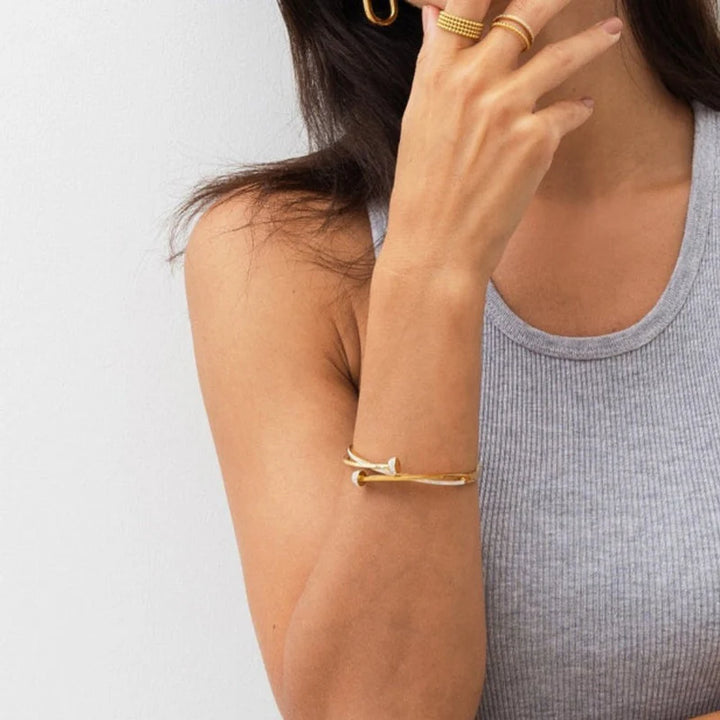 Aqui você encontra Pulseiras Femininas para todos os estilos! Pulseira Feminina de Prata, Ouro 18K e Pulseiras de Berloques, Berloques, Pulseiras de Berloques de Prata! Peças feitas para durar! Confira nossas promoções e leve frete grátis para todo o Brasil! Garantia de envio e devolução fácil.
