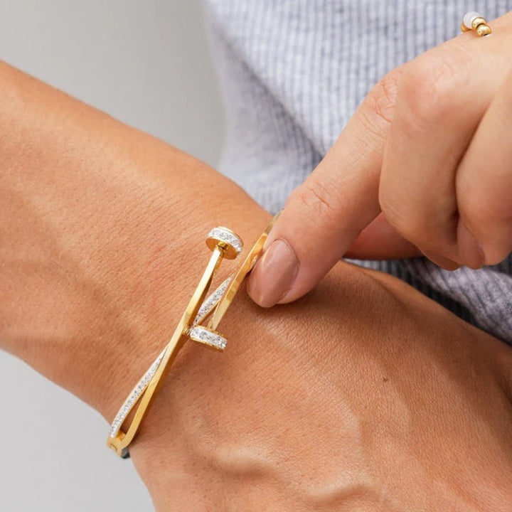Aqui você encontra Pulseiras Femininas para todos os estilos! Pulseira Feminina de Prata, Ouro 18K e Pulseiras de Berloques, Berloques, Pulseiras de Berloques de Prata! Peças feitas para durar! Confira nossas promoções e leve frete grátis para todo o Brasil! Garantia de envio e devolução fácil.
