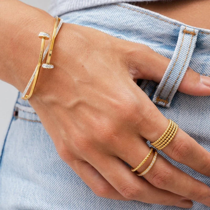 Aqui você encontra Pulseiras Femininas para todos os estilos! Pulseira Feminina de Prata, Ouro 18K e Pulseiras de Berloques, Berloques, Pulseiras de Berloques de Prata! Peças feitas para durar! Confira nossas promoções e leve frete grátis para todo o Brasil! Garantia de envio e devolução fácil.
