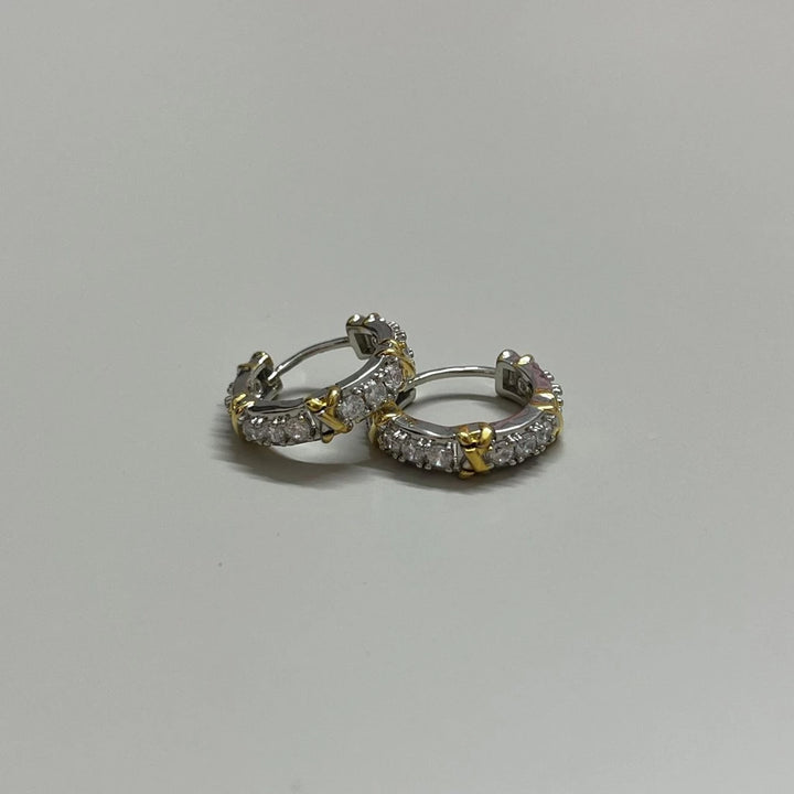 Aqui você encontra Brincos Cravejados de qualidade e para todos os estilos! Brincos de ouro, brincos de prata, brincos pequenos, brincos grandes, brincos infantis hipoalergênicos, brincos de argola e brincos coração! Peças feitas para durar! Confira nossas promoções e leve frete grátis para todo o Brasil! Garantia de envio e devolução fácil.