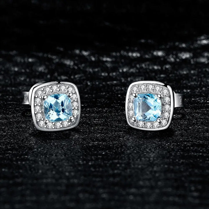 Você está procurando o presente ideal para sua mãe? Neste dia das mães, se você busca presentear com qualidade e elegância, separamos jóias únicas e exclusivas para você! Nossas jóias são compostas por Prata 925 e Ouro 18K, Aqui você encontra o presente ideal para a sua mãe! Confira nossas promoções e leve frete grátis para todo o Brasil! Garantia de envio, devolução fácil e embalagem presenteável!